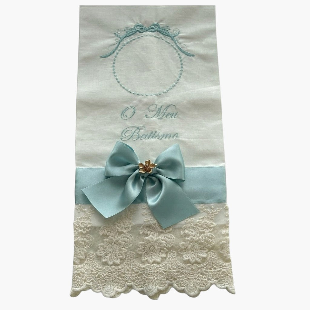 Toalha de Batismo Azul Serenity Bordada Elegância Clássica e Sofisticação Artesanal