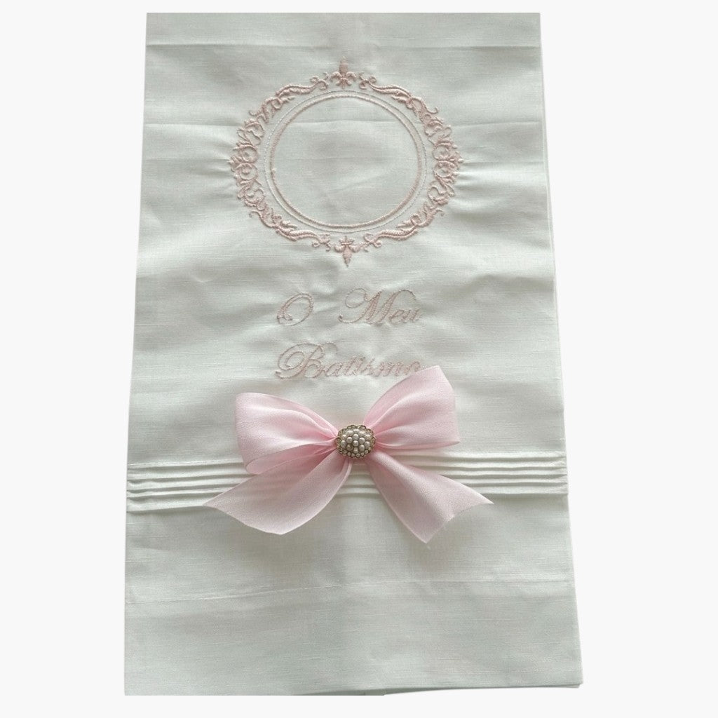 Toalha de Batismo Rosa Pérola Bordada Delicadeza Clássica e Elegância Intemporal